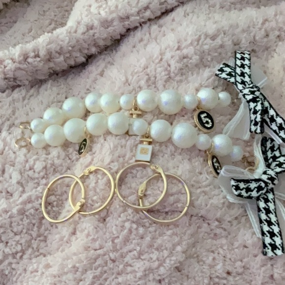 SET OF TWO PURSE OR CROCK CHARMS WITH GINGHAM BOW AND THREE NO. 5 CHARMS - Picture 1 of 5